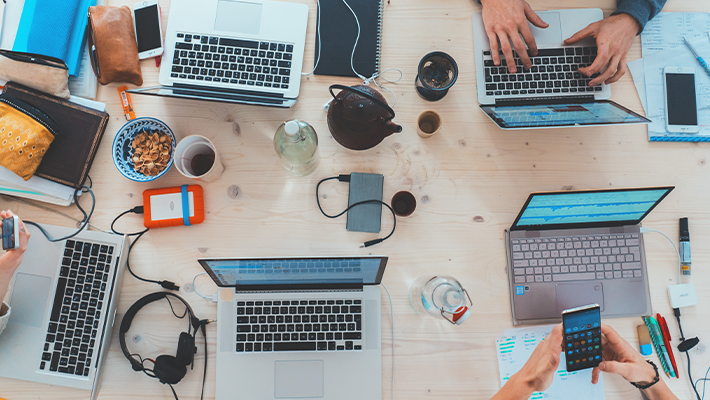 Mobile-devices-on-desk